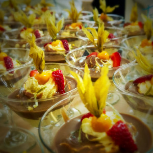 Postre - Mousse de lucuma con salsa de chocolate y aguaymanto