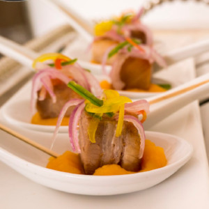 Chicharrón de cerdo con puré de camote y pico de gallo