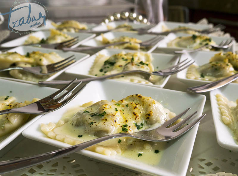 Walking Dinner - Ravioles de champiñones con salsa de 3 quesos.jpg